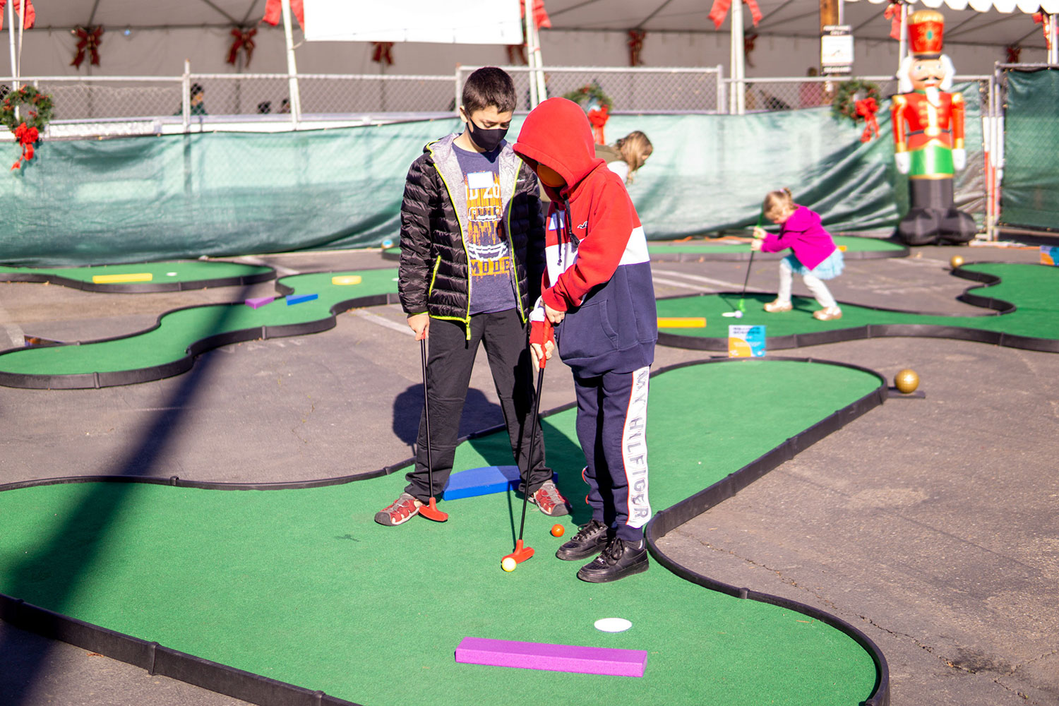 Putting on a MiniLinks hole that was decorated for the Christmas season at the pop-up “Caddy’s Course” in Brentwood, CA