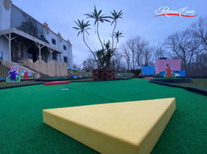 Close-up shot of triangular obstacles on either side of MiniLinks™ hole at Saint Anthony’s High School.